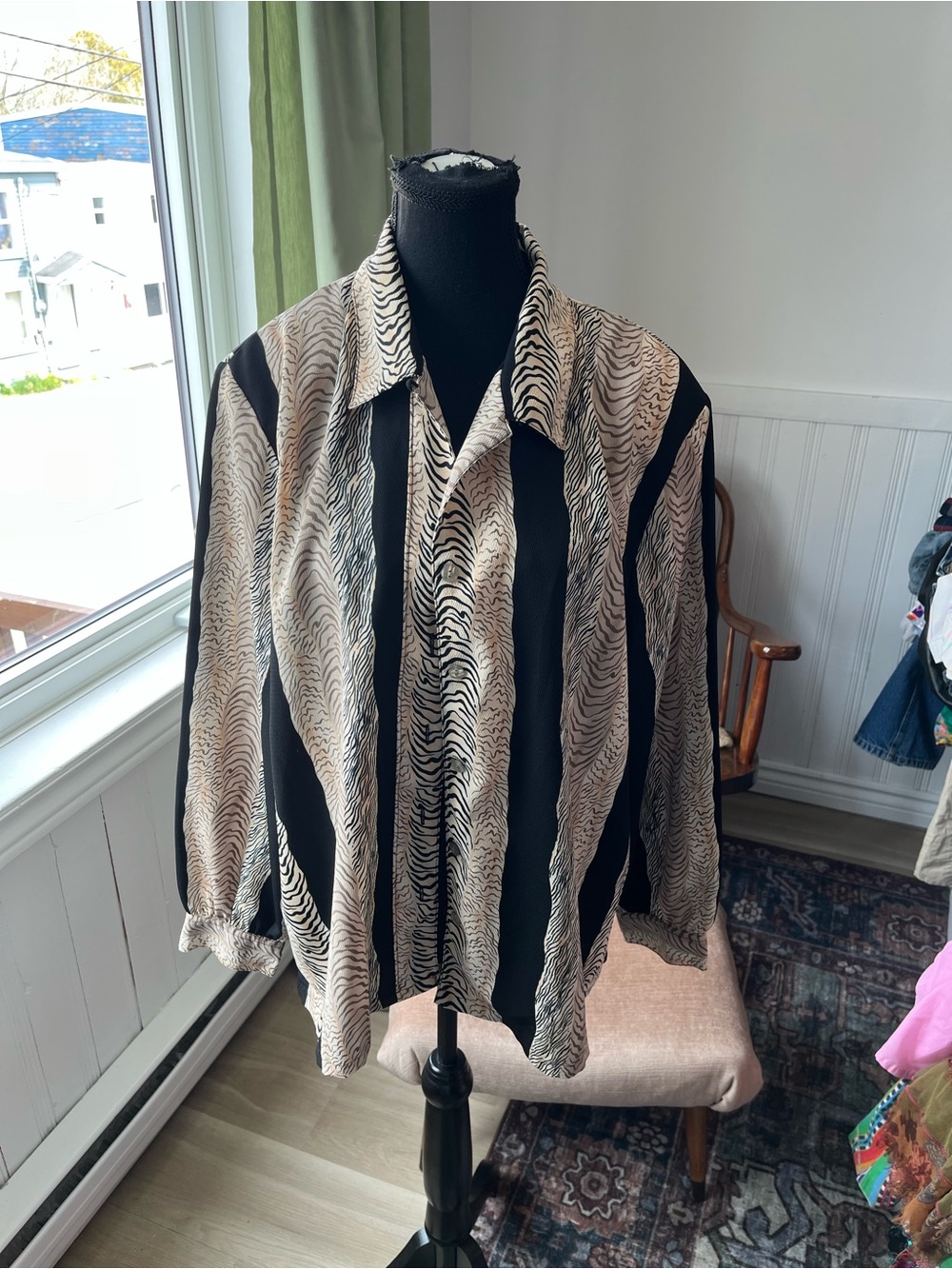 Women’s Vintage Black and Beige Zebra Stripe Button-Up Shirt Long Sleeve 18